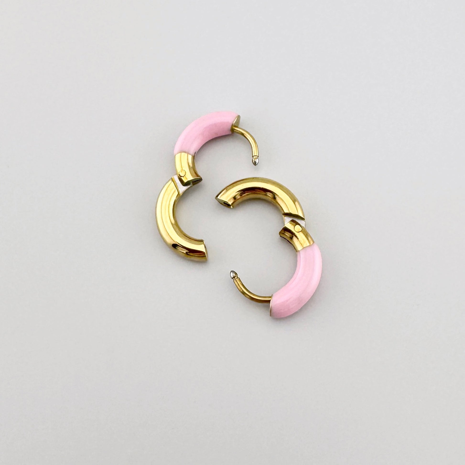 Pendientes de aro dorados con esmalte rosa, marca francesa Ikita.