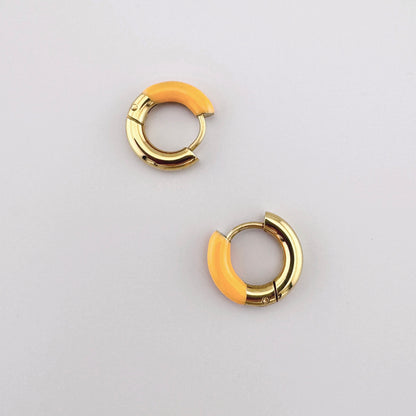 Boucles d'oreilles créoles dorées avec émail orange, marque française Ikita.