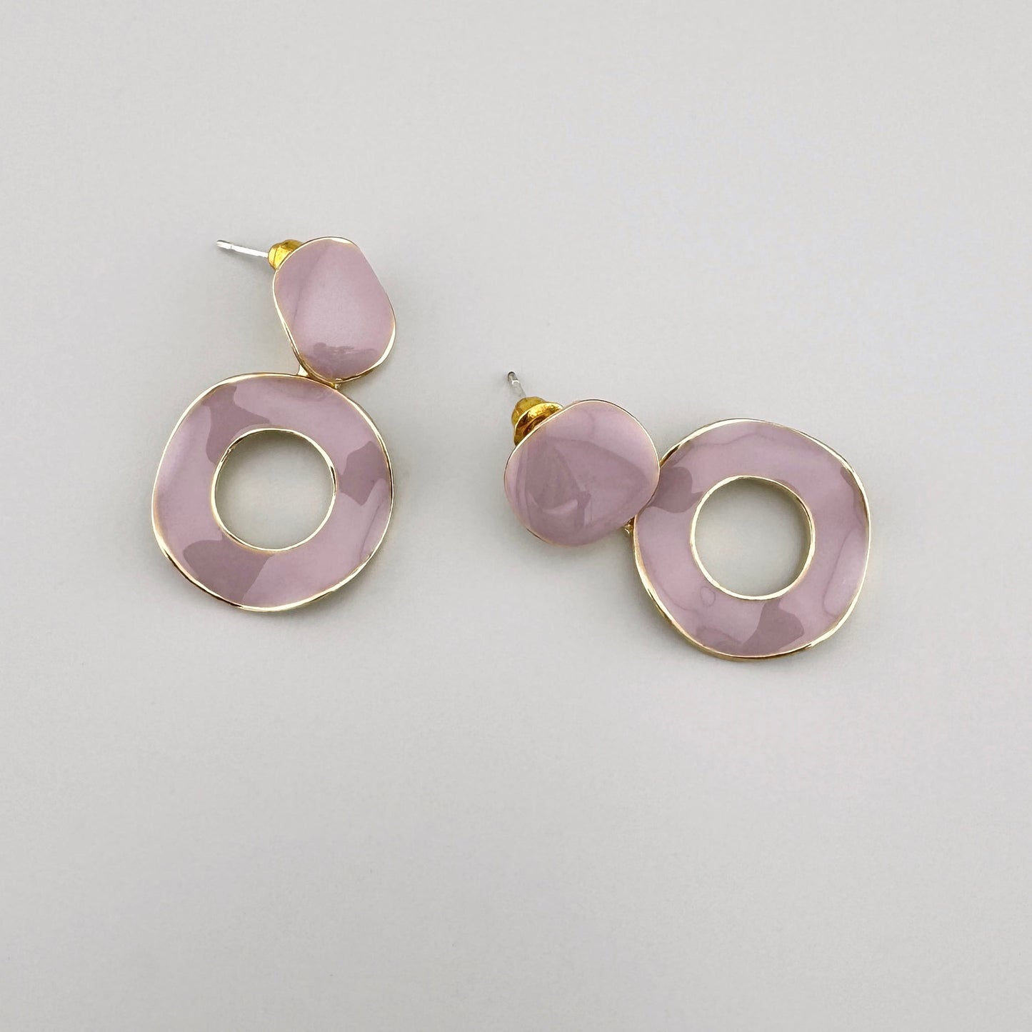 Modern earrings in a shade of purple, Spanish brand Sonata.