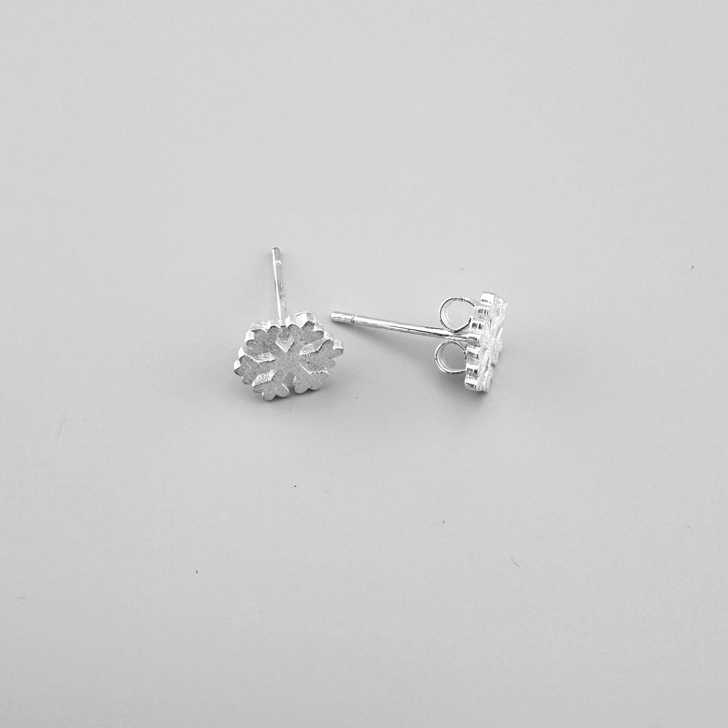 925 silver earrings with a snowflake motif and a matte finish.