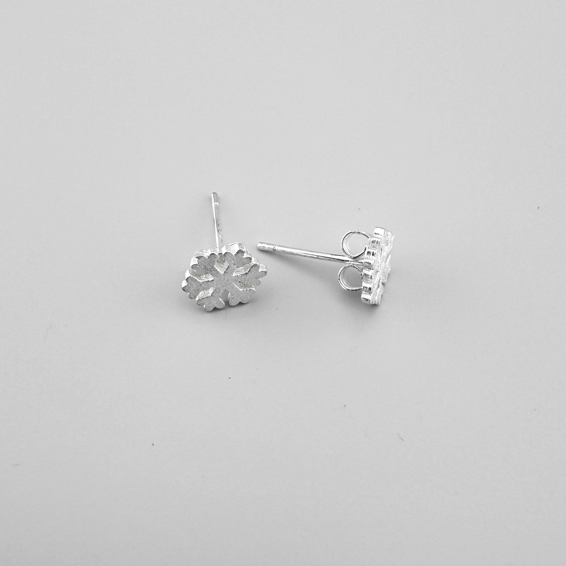 925 silver earrings with a snowflake motif and a matte finish.