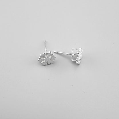 925 silver earrings with a snowflake motif and a matte finish.