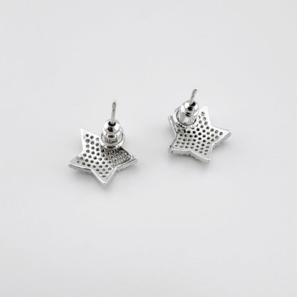 Boucles d'oreilles en forme d'étoile incrustées de petits zirconiums cubiques.