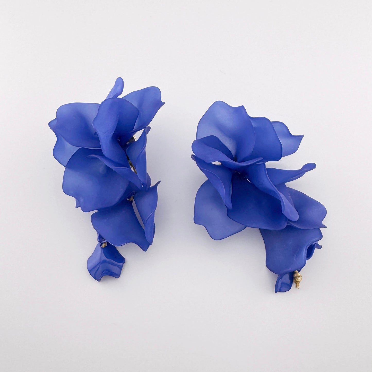 Blumenförmige Ohrringe aus leichtem, mattem Material in Blau-Violett. Marke Sonata.