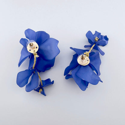 Boucles d'oreilles en forme de fleurs en matériau léger et mat, de couleur bleu-violet. Marque Sonata.