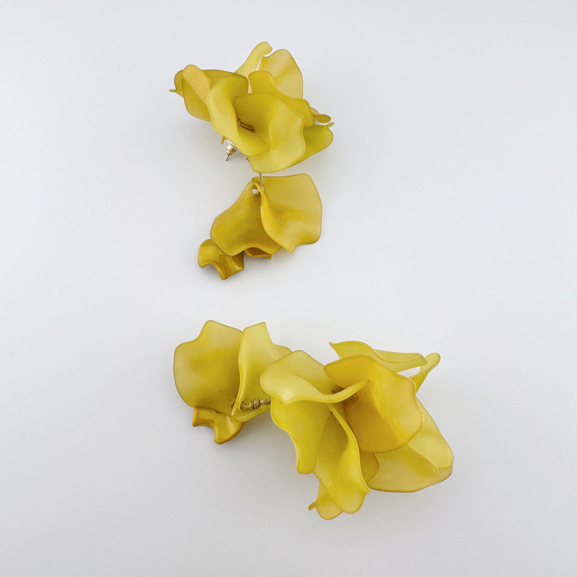 Flower-shaped earrings made of lightweight, matte yellow material. Brand Sonata.