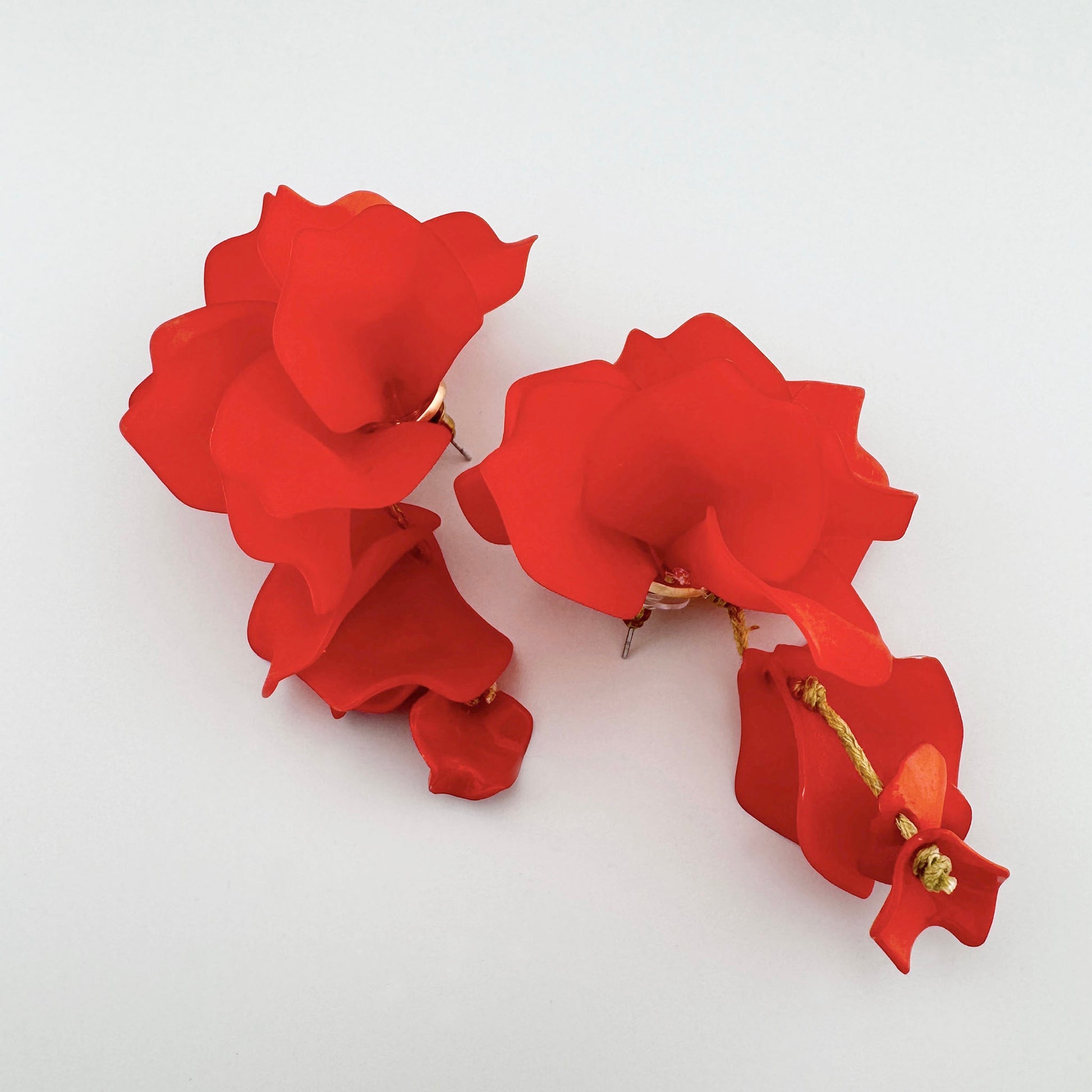 Earrings in the shape of flowers in an intense red color. Brand Sonata.