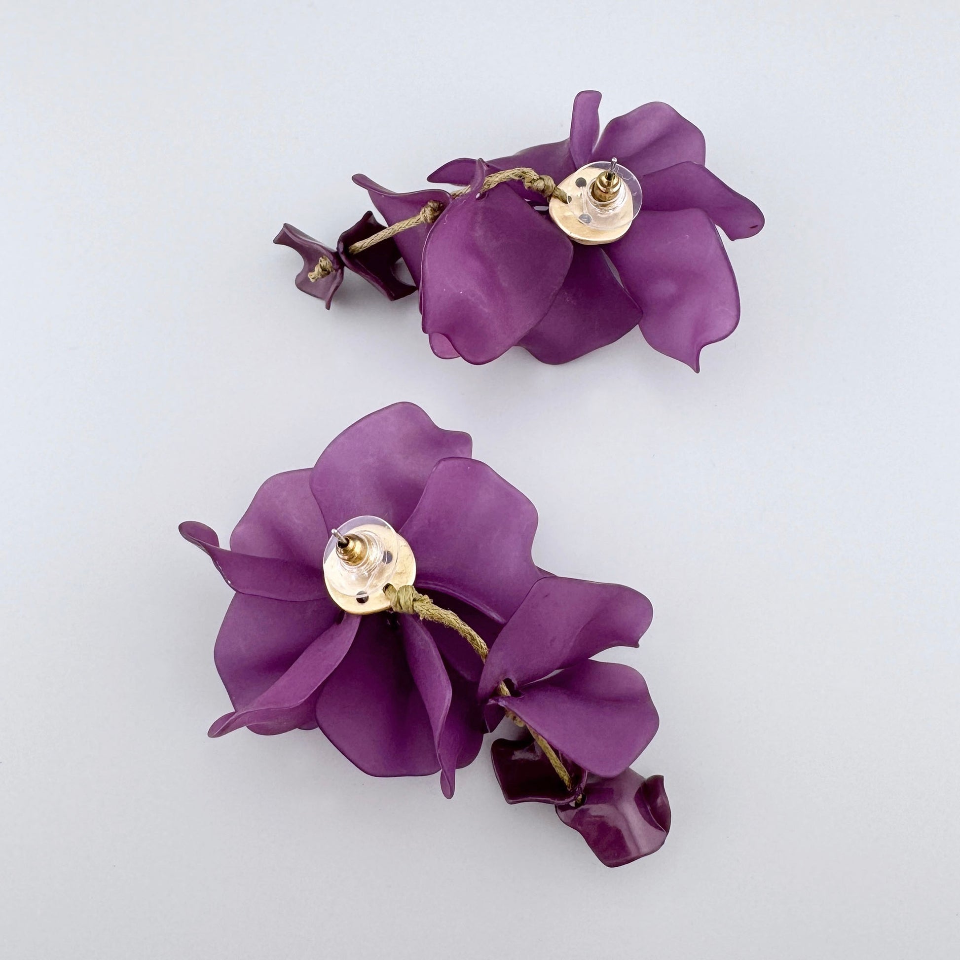 Boucles d'oreilles en forme de fleurs mates violettes, marque espagnole Sonata.