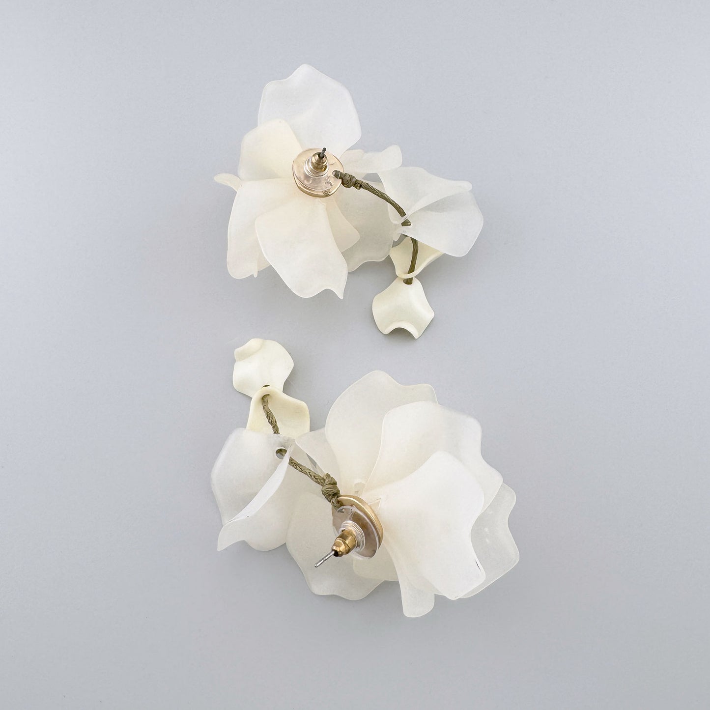 Boucles d'oreilles avec de grandes fleurs spatiales de couleur blanc crème. Marque Sonata.