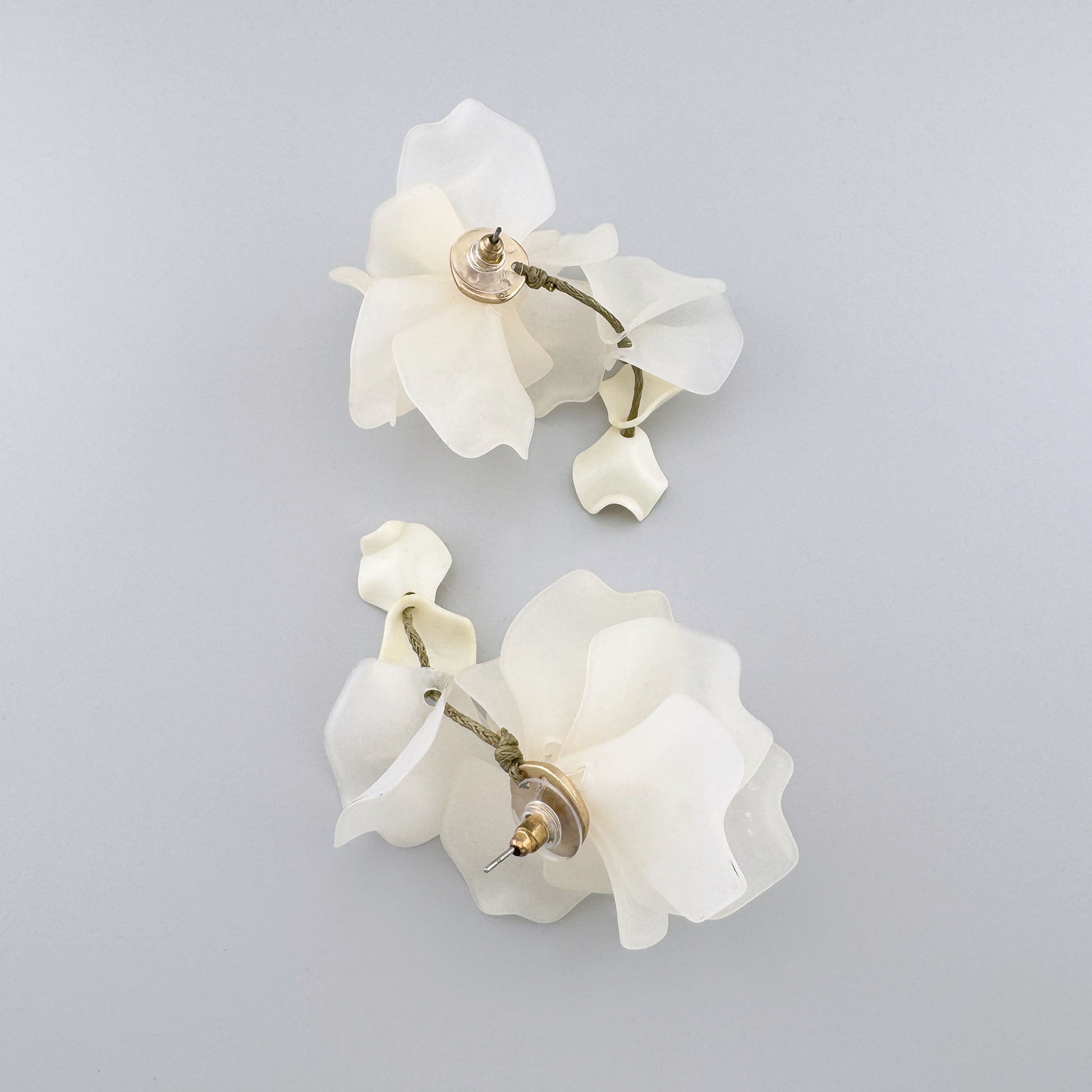 Boucles d'oreilles avec de grandes fleurs spatiales de couleur blanc crème. Marque Sonata.