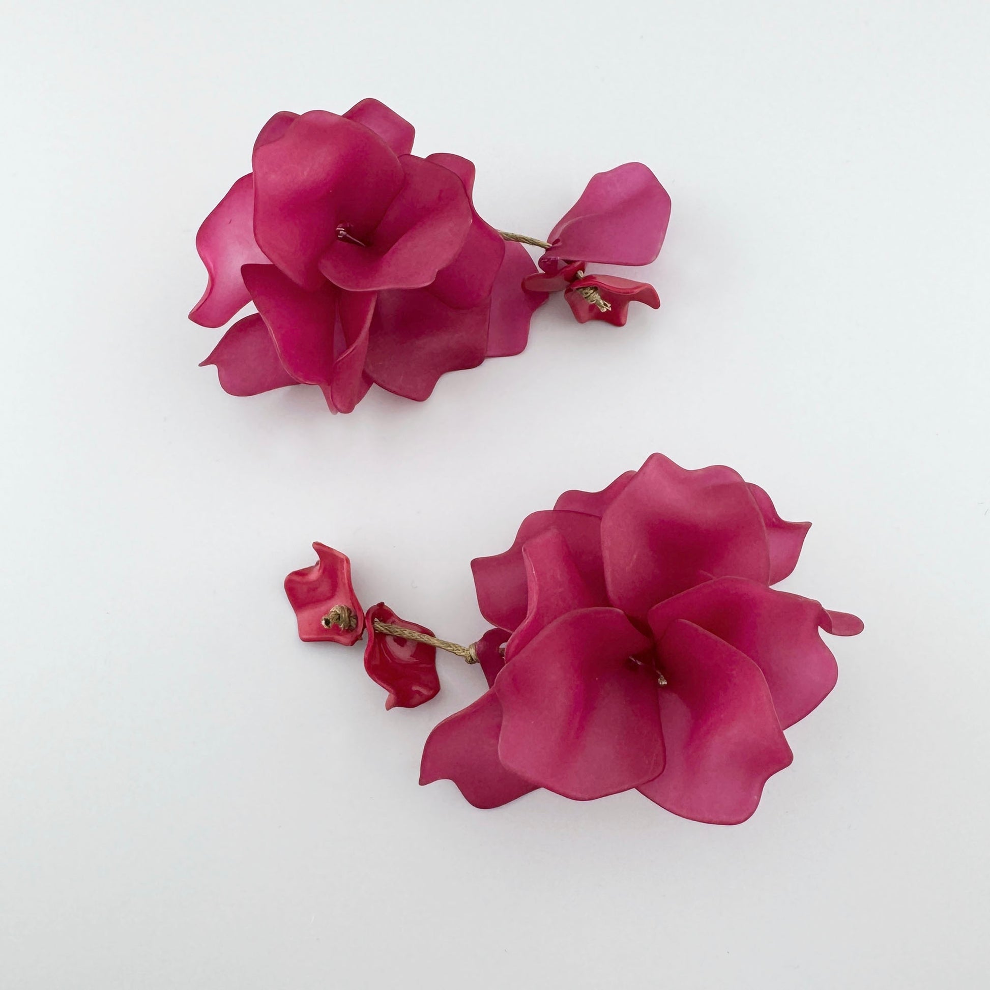 Flower-shaped earrings in an intense pink color, crafted from lightweight material. Brand Sonata.