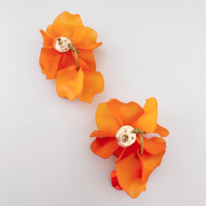 Pendientes con grandes flores mate de color naranja, hechos de material ligero. Marca Sonata.