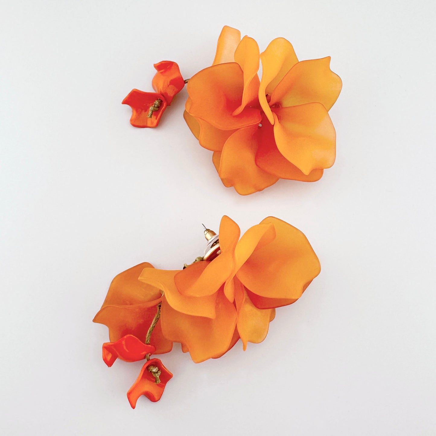 Boucles d'oreilles avec grandes fleurs mates orange, fabriquées en matériau léger. Marque Sonata.