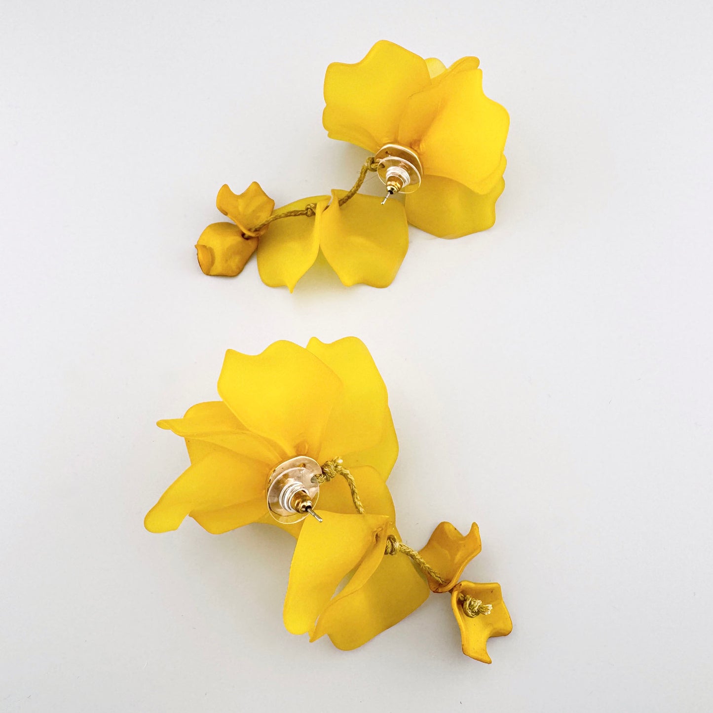 Boucles d'oreilles en forme de fleurs en matériau léger et mat, de couleur jaune. Marque Sonata.