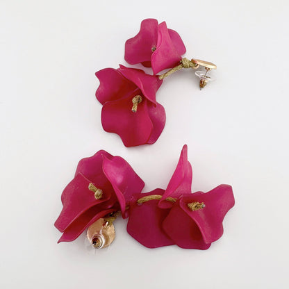 Earrings with pink floral elements, gold-toned clasp with hammered surface, Spanish brand Sonata.