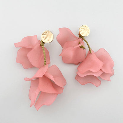 Earrings with pink petals and hammered gold accents, Spanish brand Sonata.