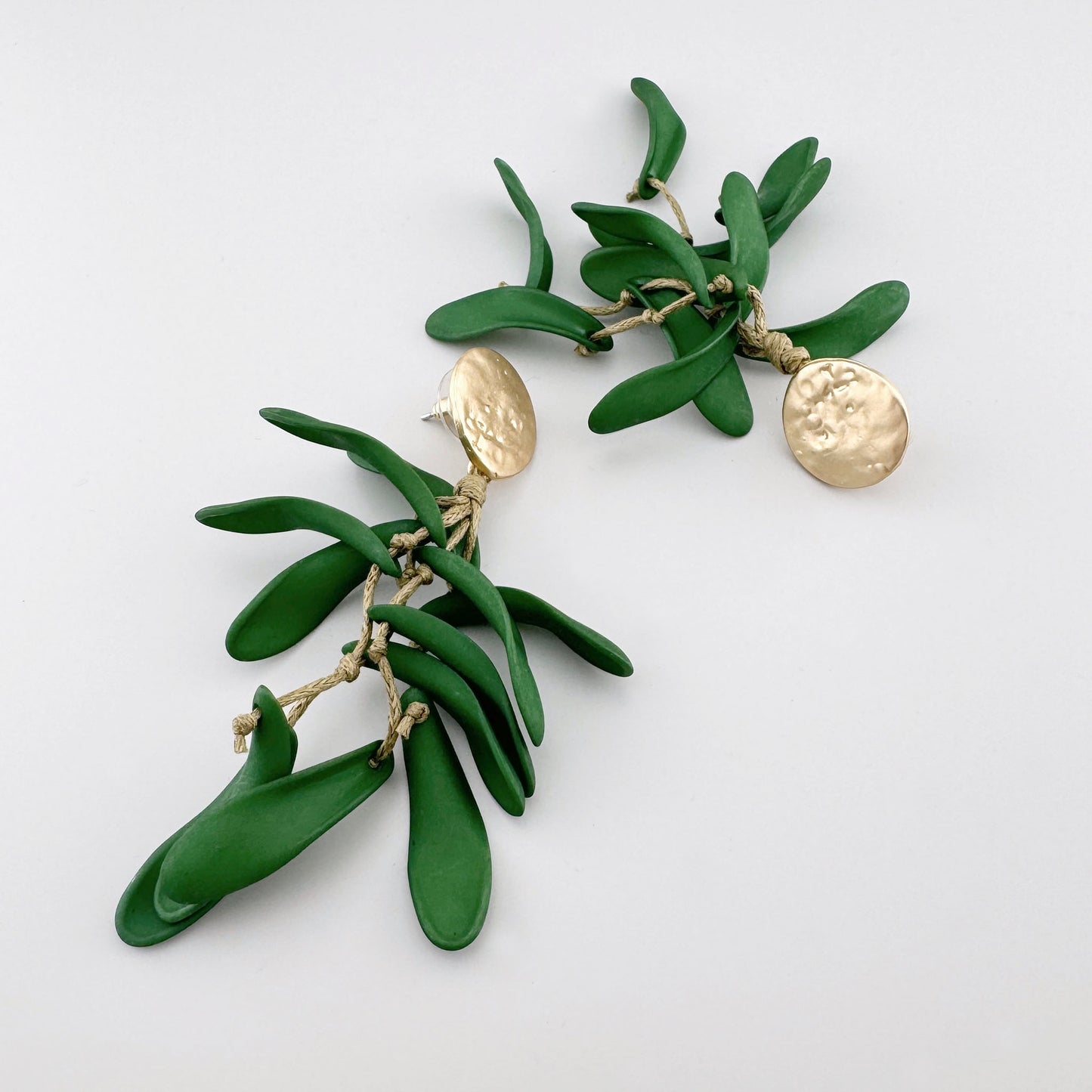 Earrings in deep green with elongated, dangling elements and gold-toned clasps. Brand Sonata.