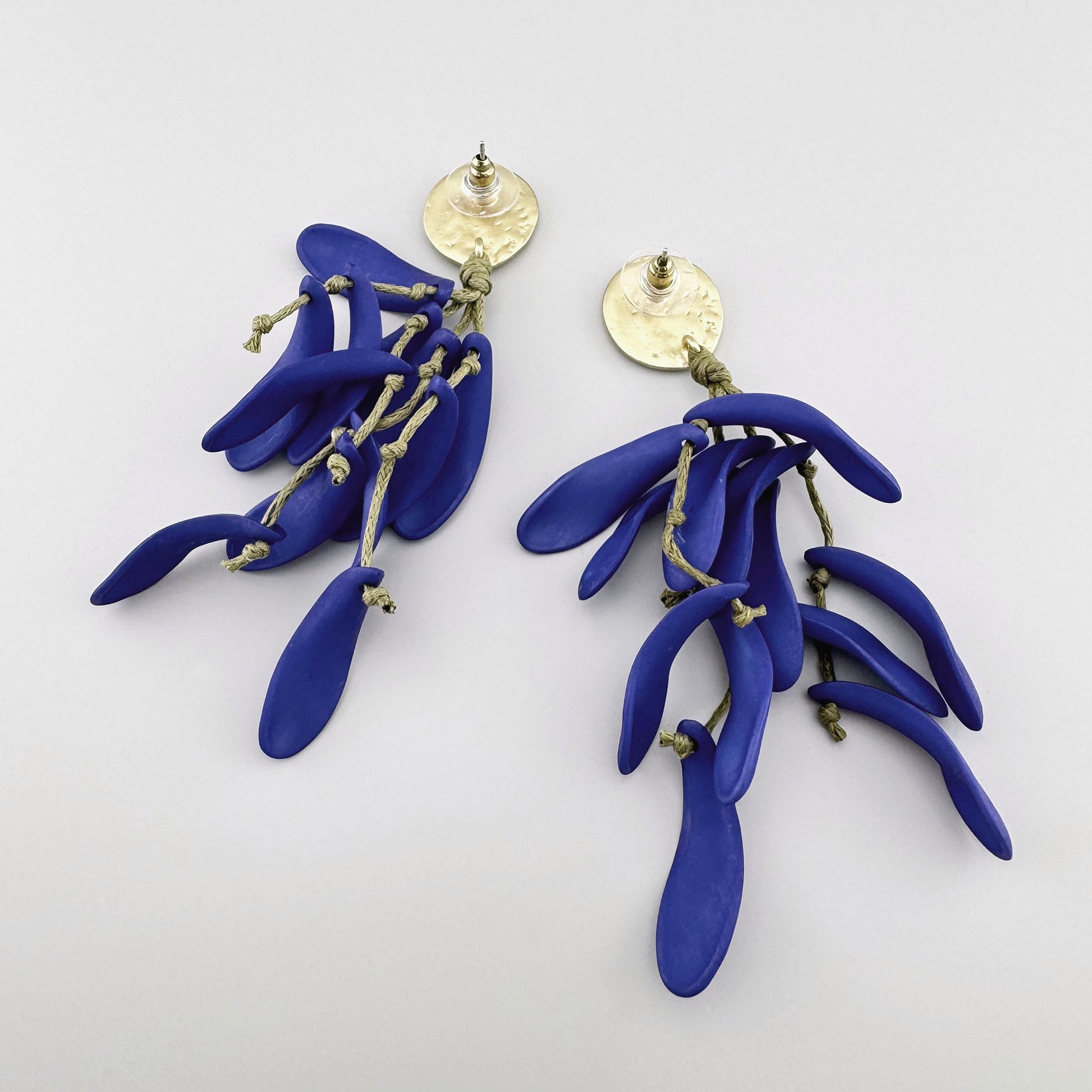 Boucles d'oreilles bleu cobalt rappelant des branches tombantes, fabriquées en matériau léger. Marque Sonata.