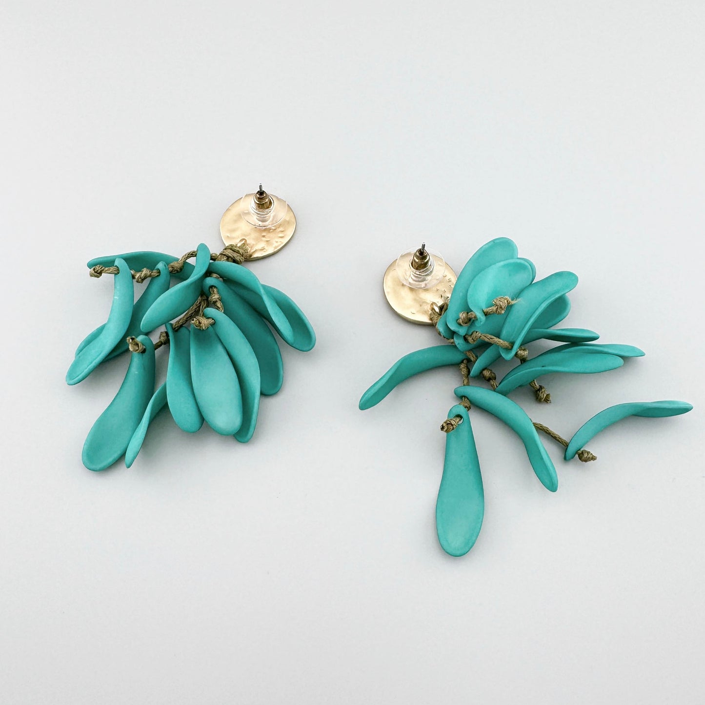 Boucles d'oreilles turquoise avec des éléments suspendus rappelant des branches, en matériau léger. Marque Sonata.