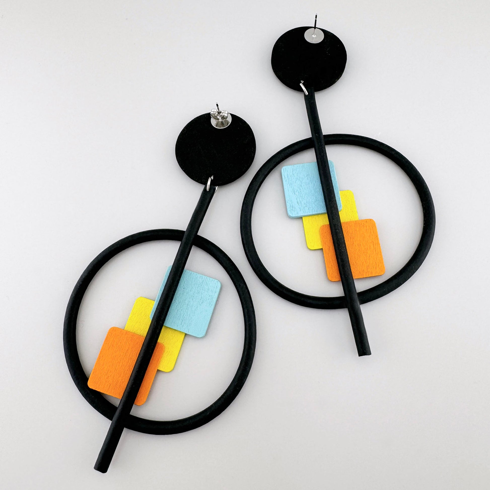 Rubber earrings with geometric wooden decor, crafted by Spanish brand Sonata.