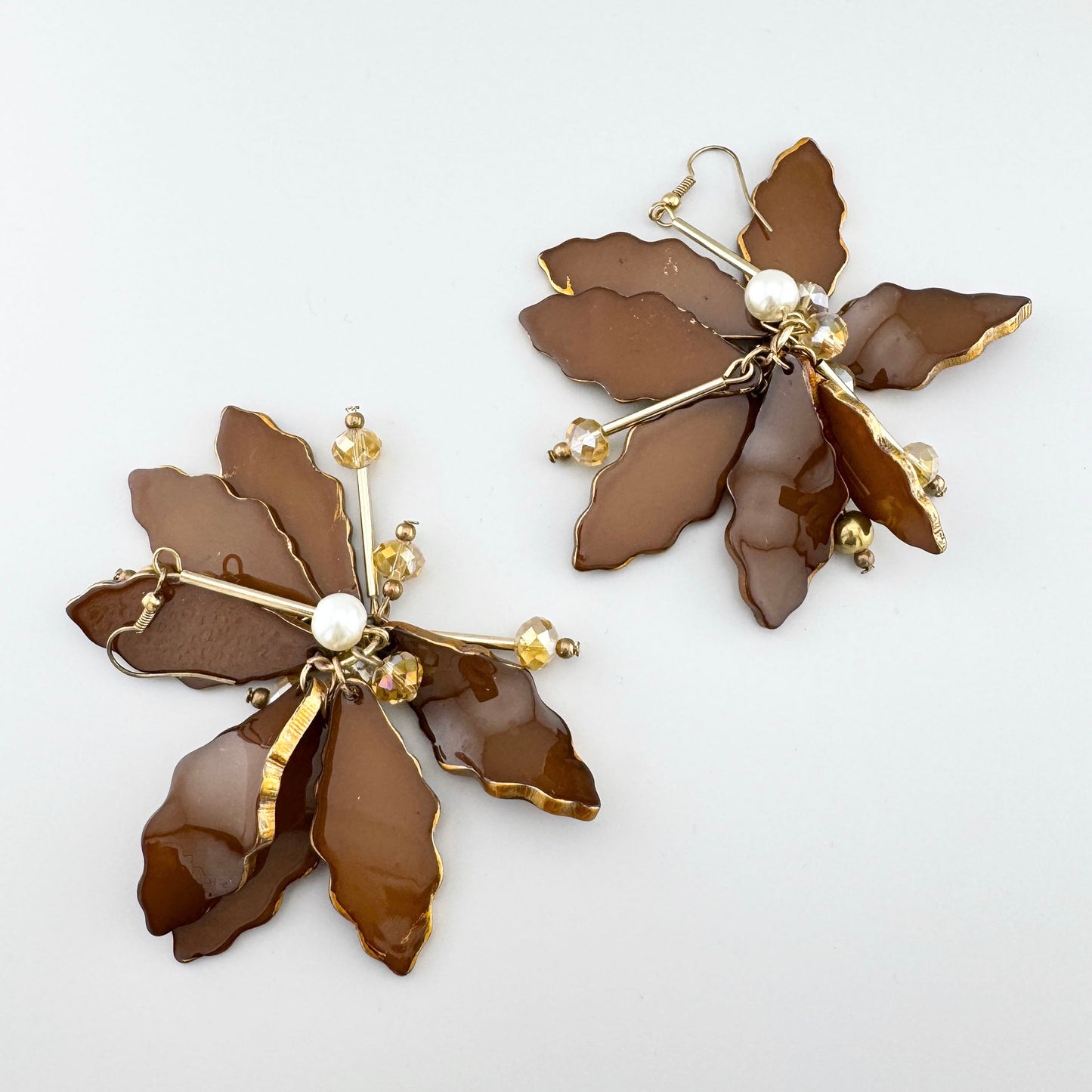 Elegant leaf-shaped earrings with amber details and pearls.