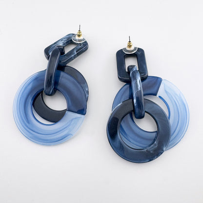 Earrings with blue rings featuring a marble effect.