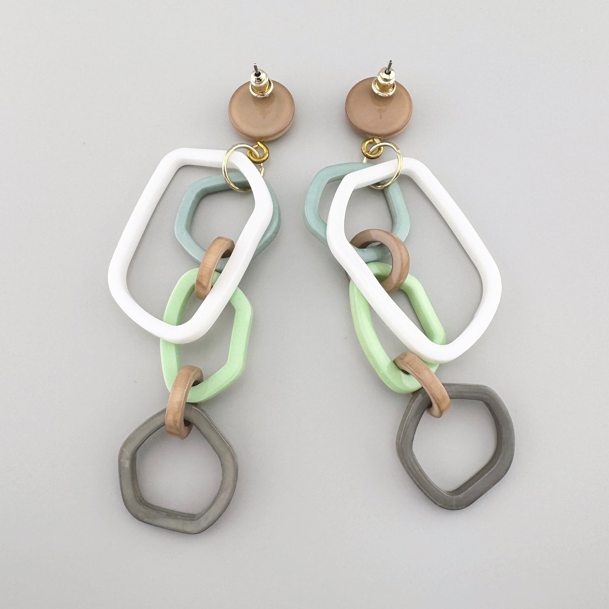 Geometric acrylic earrings in pastel shades, featuring a modern and eye-catching design by Spanish brand Sonata.