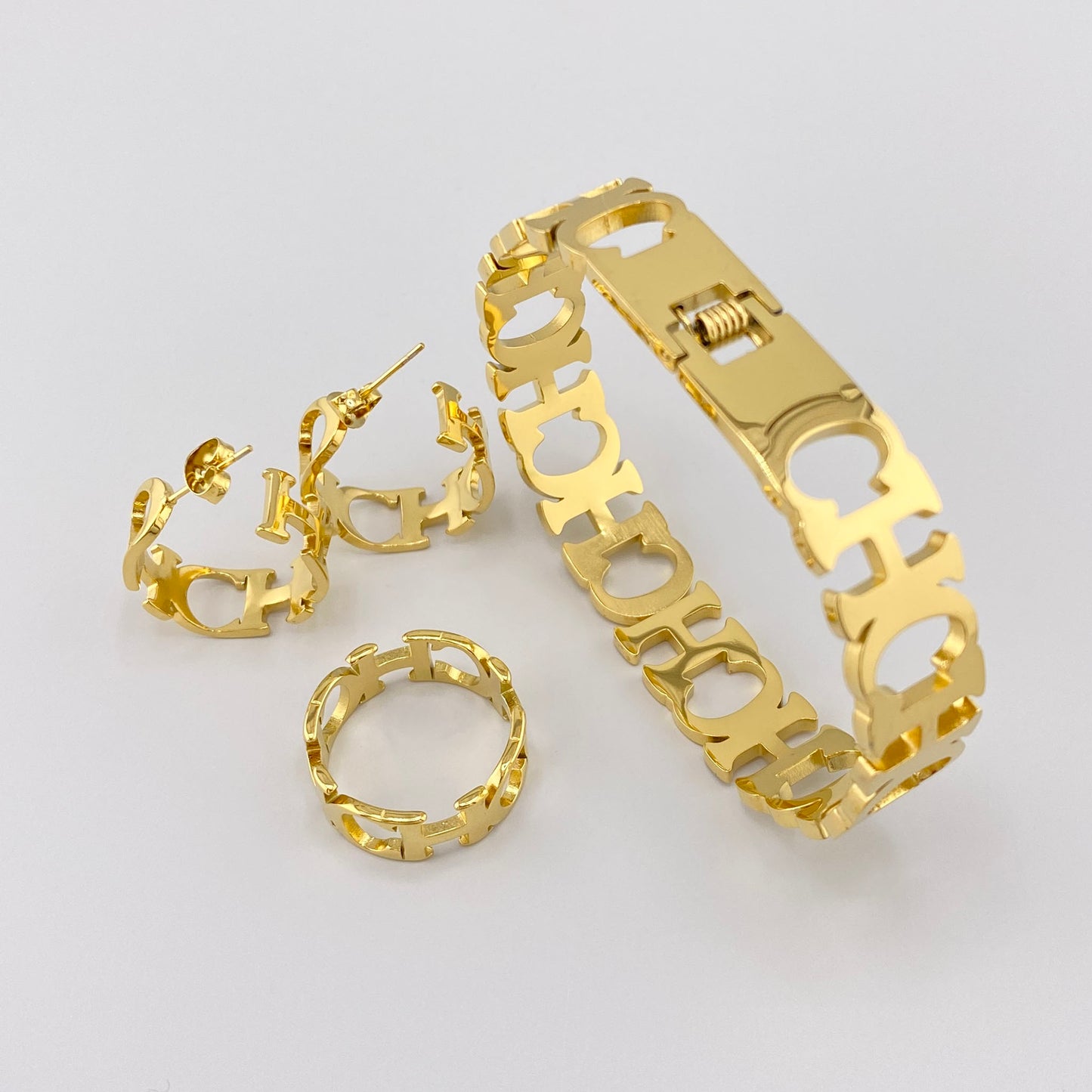 gold letter bracelet