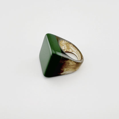 Bague en plastique verte avec motif marbré marron, marque espagnole Sonata.