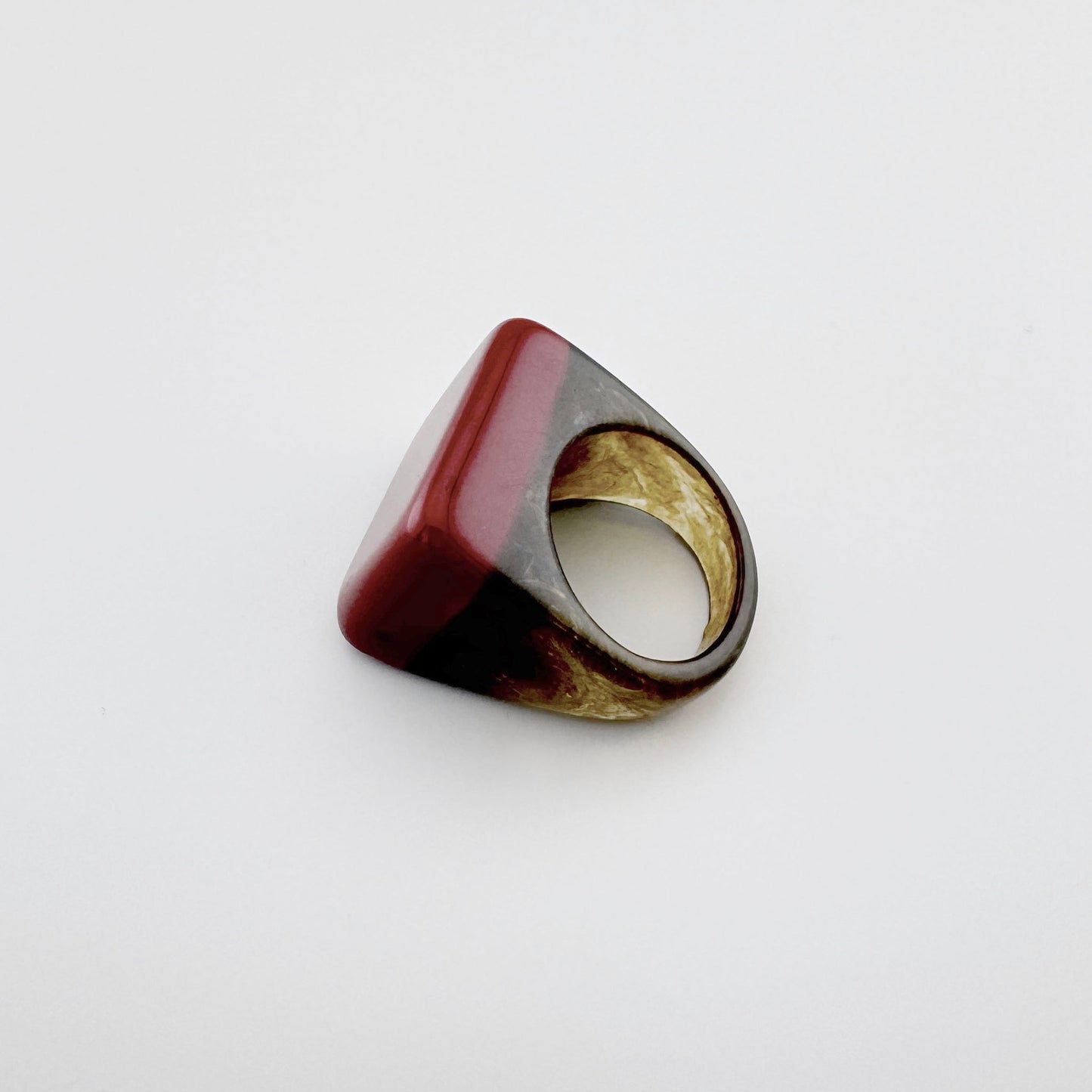 Anillo rojo moderno con detalles de efecto mármol.