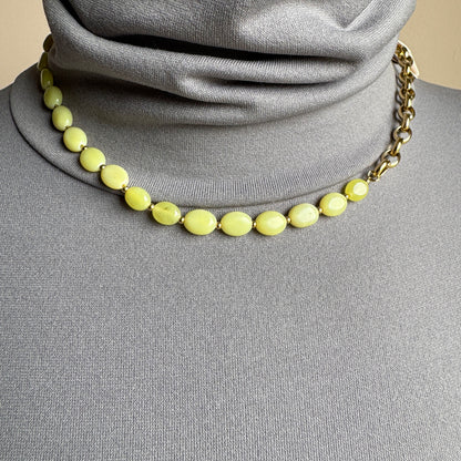 Collier asymétrique avec pierres de jade jaune citron et chaîne dorée, marque française Ikita.