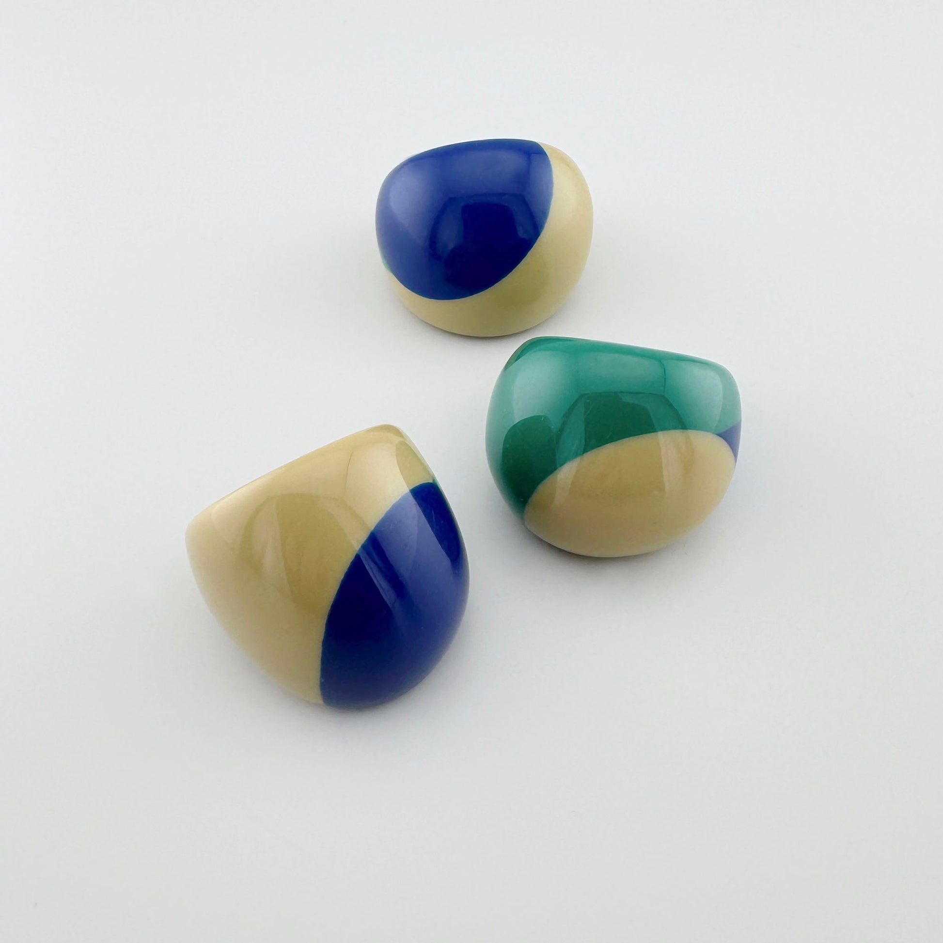 Ring in three shades: beige, green, and navy blue, with a glossy finish.