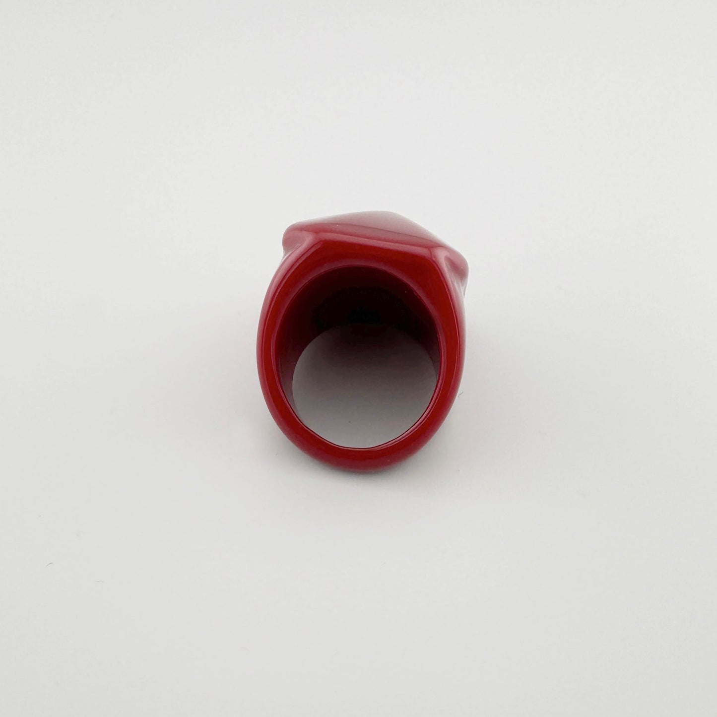 Bague rouge intense avec un design géométrique unique.