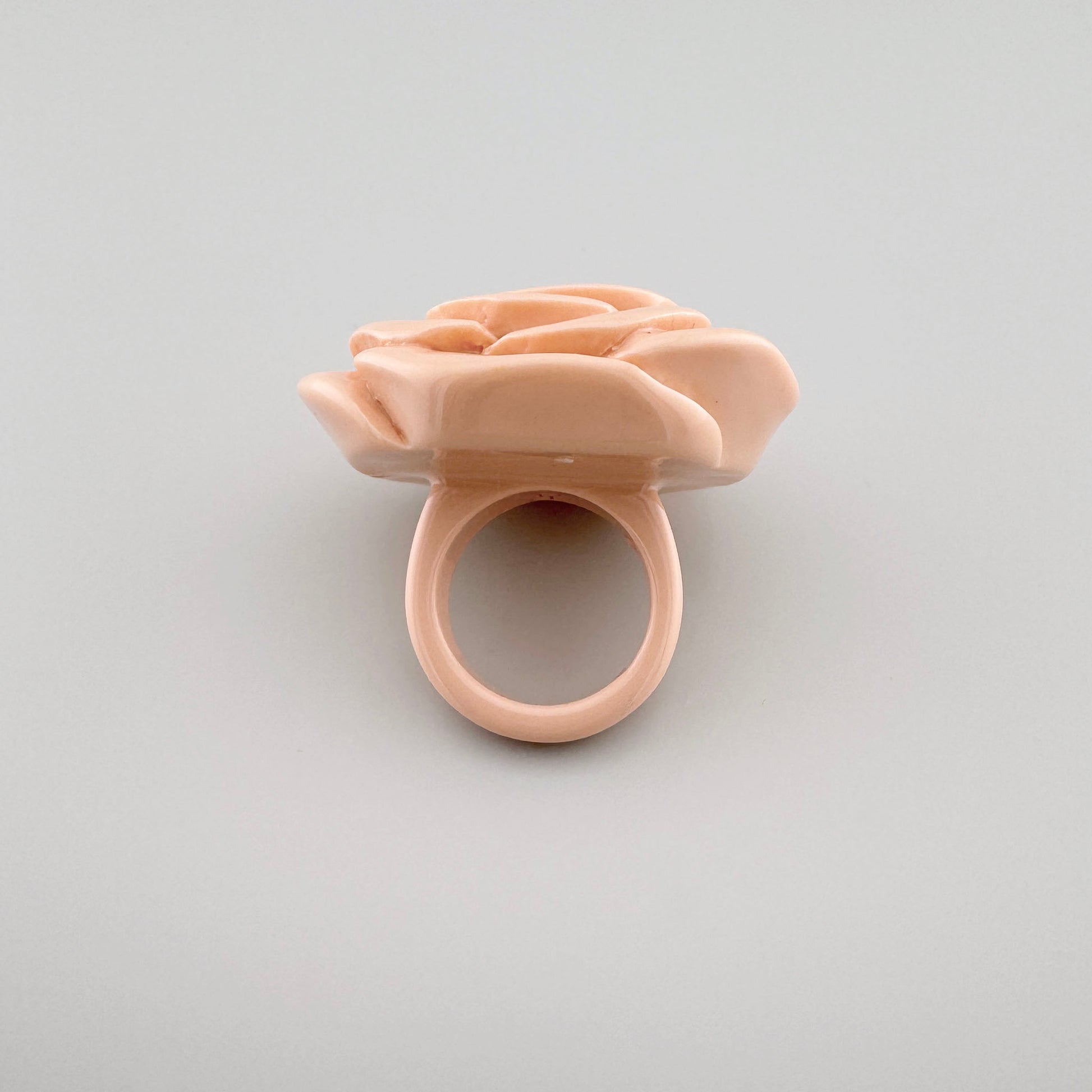 Anillo en forma de rosa de material plástico en color rosa suave, marca española Sonata.