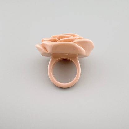 Anillo en forma de rosa de material plástico en color rosa suave, marca española Sonata.