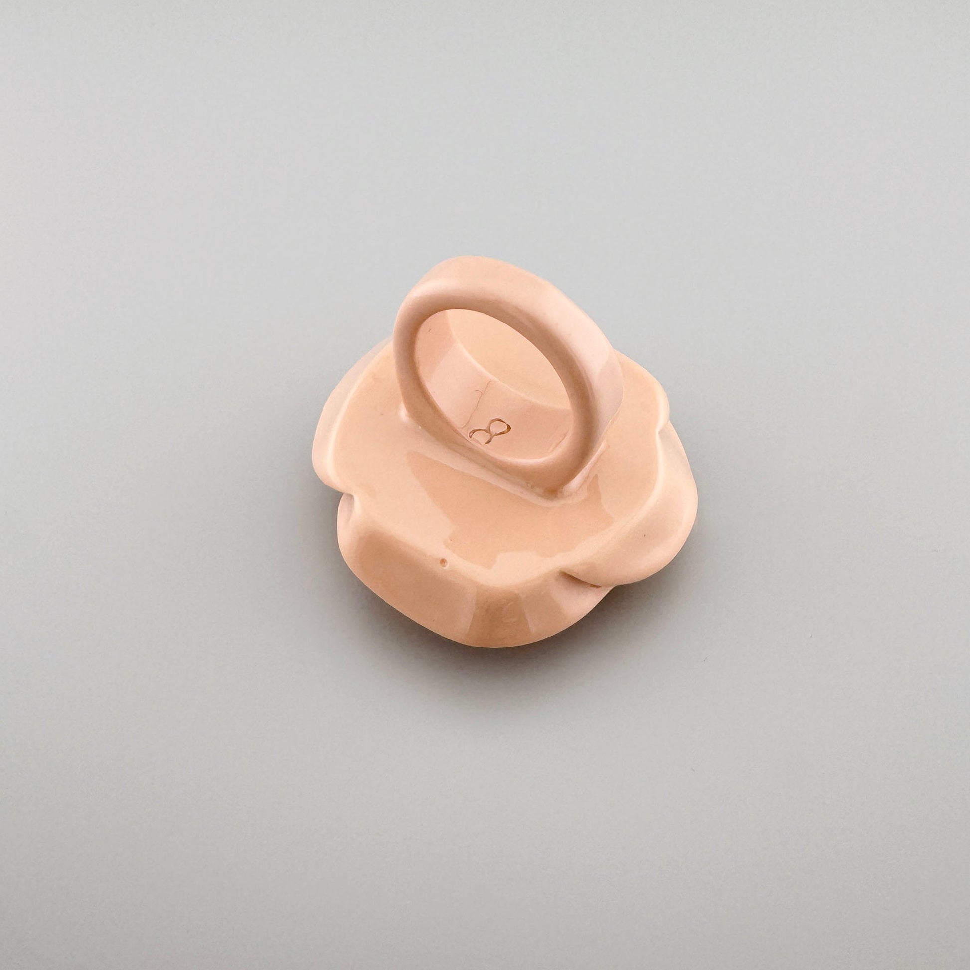 Bague en forme de rose en plastique de couleur rose pâle, marque espagnole Sonata.