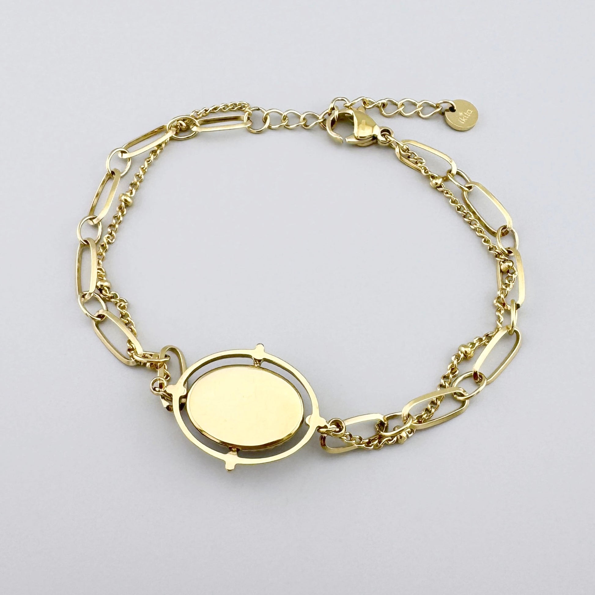 Goldenes Armband mit natürlichem rotem Karneol und verstellbarem Kettchen.