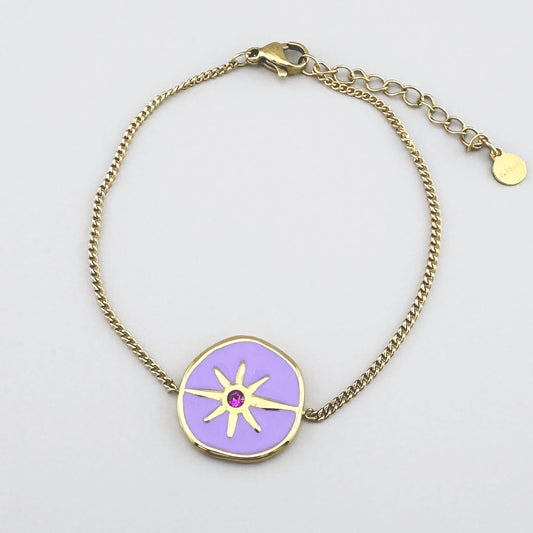 Goldenes Armband mit lila Medaillon und Sternmuster, verziert mit violettem Kristall.