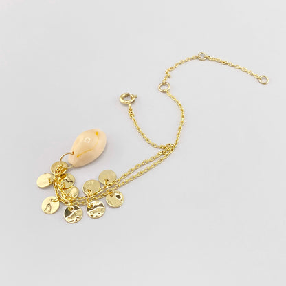 Fußkette mit natürlicher Muschel und goldenen Anhängern mit unregelmäßiger Struktur, französische Marke IRL.