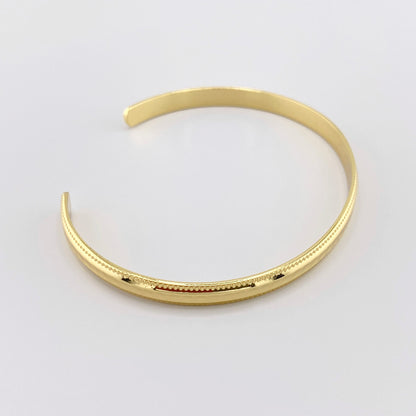 Minimalistisches goldenes Armband mit feiner Gravur am Rand, französische Marke IRL.