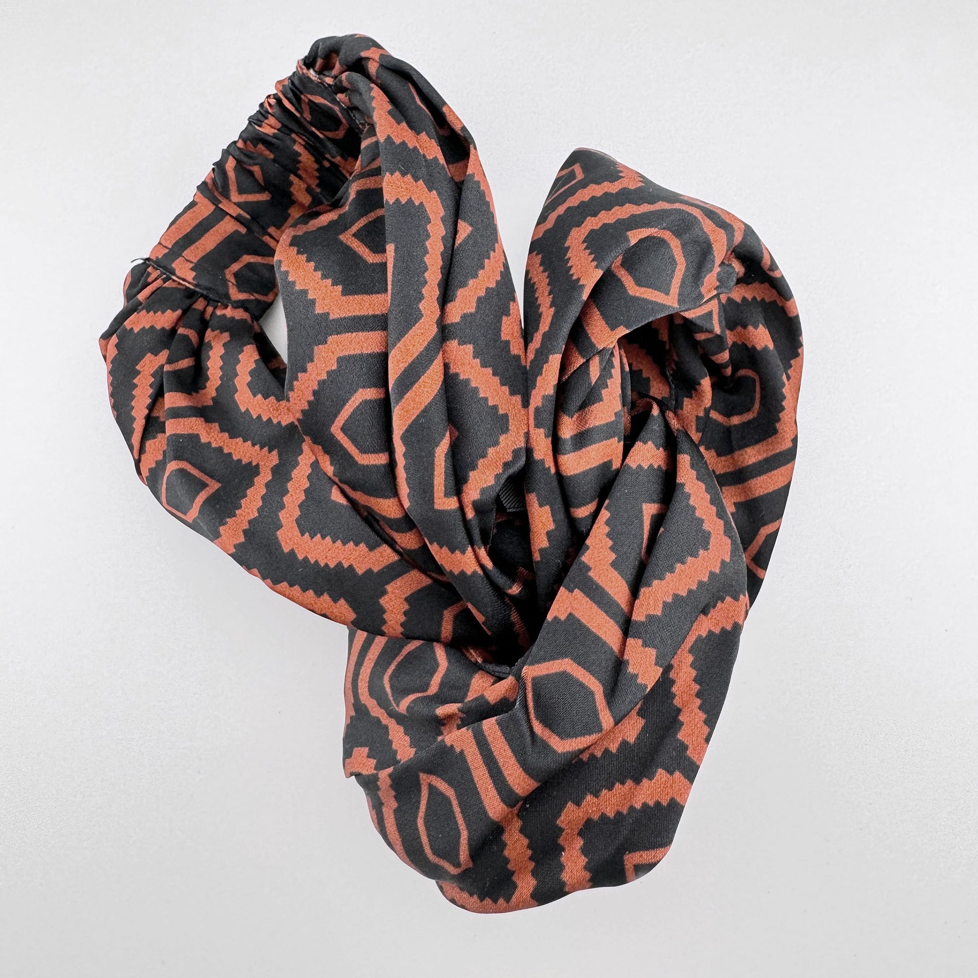 Headband with an orange geometric pattern, brand Etam.