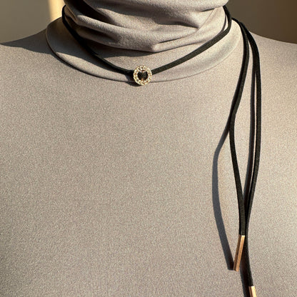 Choker Pilgrim noir à cordon réglable avec anneau doré et cristaux porté élégamment