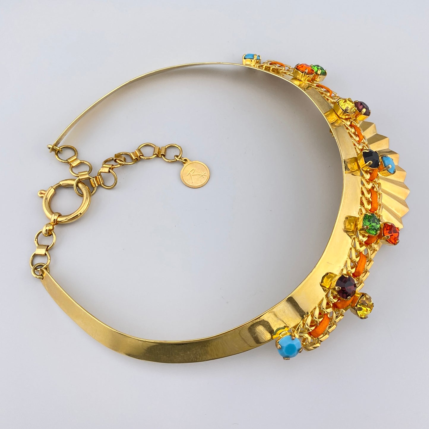 Vergoldeter Choker mit bunten Kristallen und elegantem Design