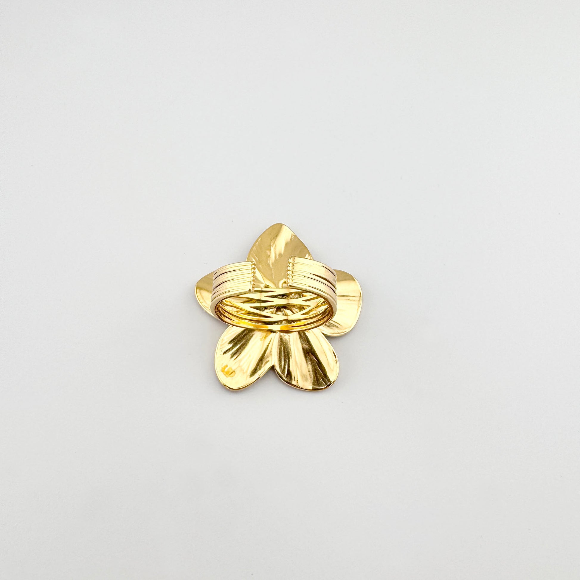 Anillo flor Cannelle con acabado dorado y forma ajustable