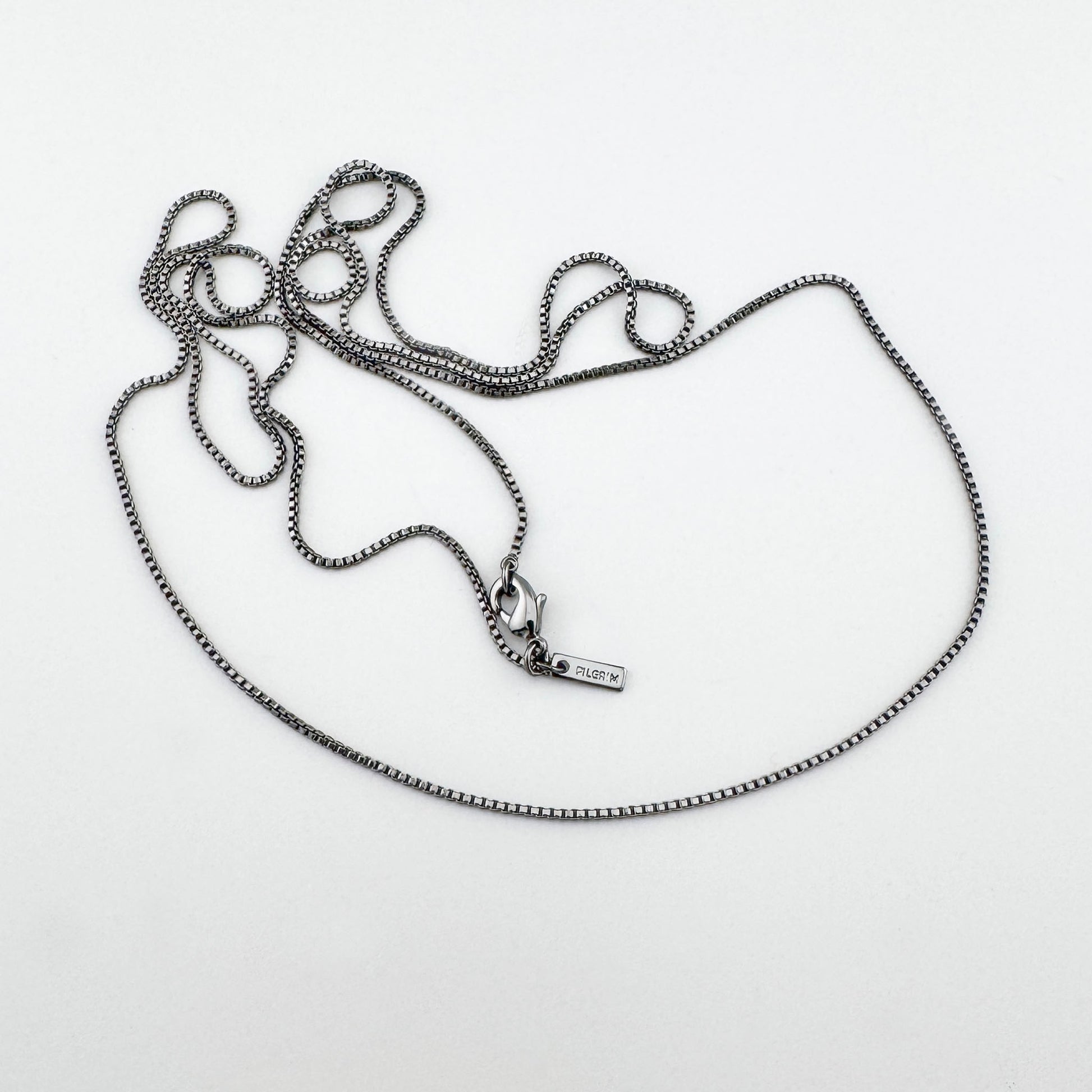 Collier serpent graphite au style minimaliste et finition élégante