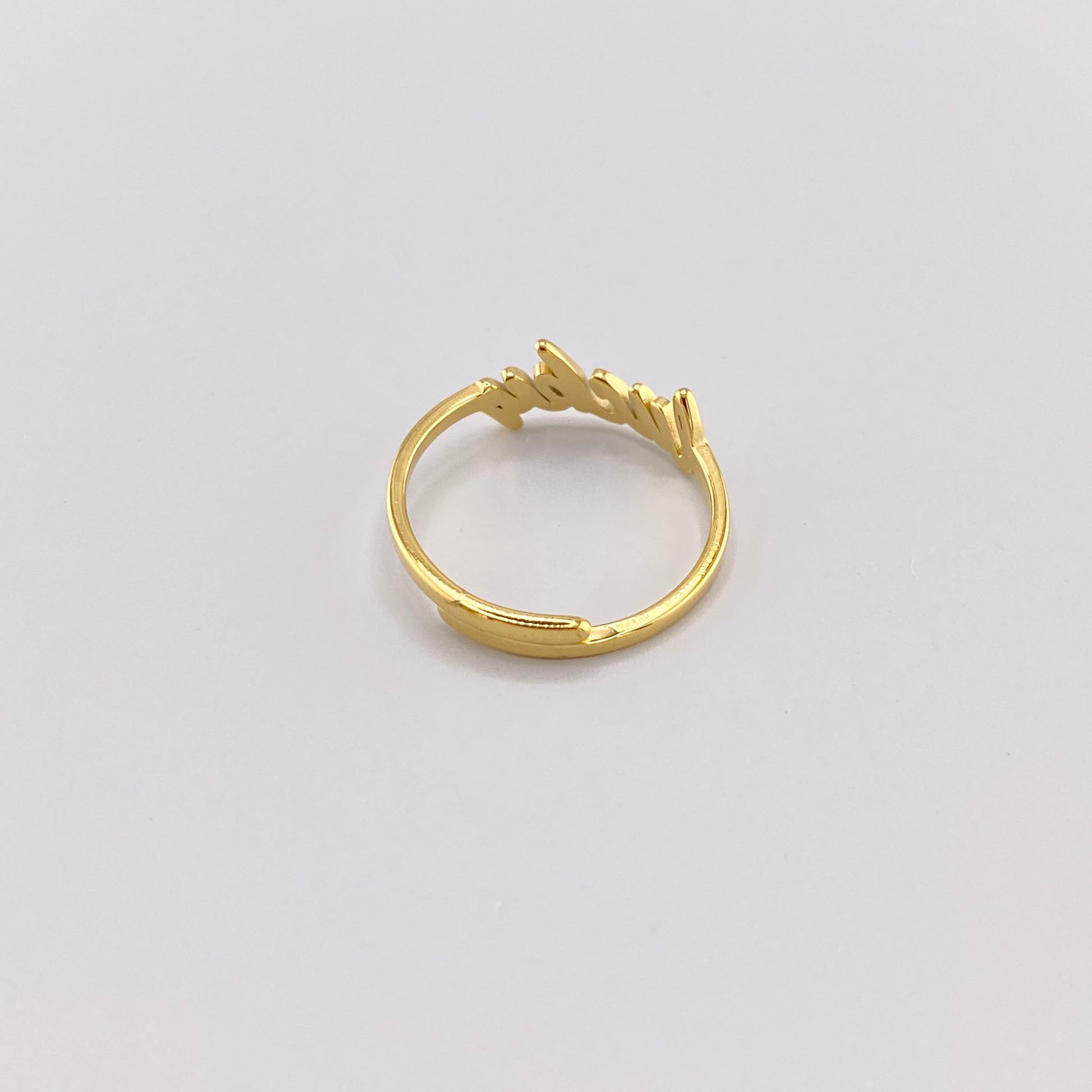 Anillo IRL con palabra Lucky en dorado y diseño ajustable
