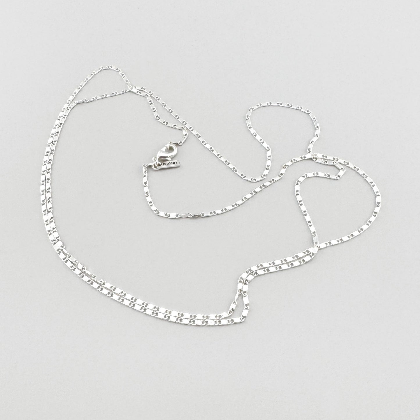 Collier chaîne argenté au design géométrique minimaliste et élégant