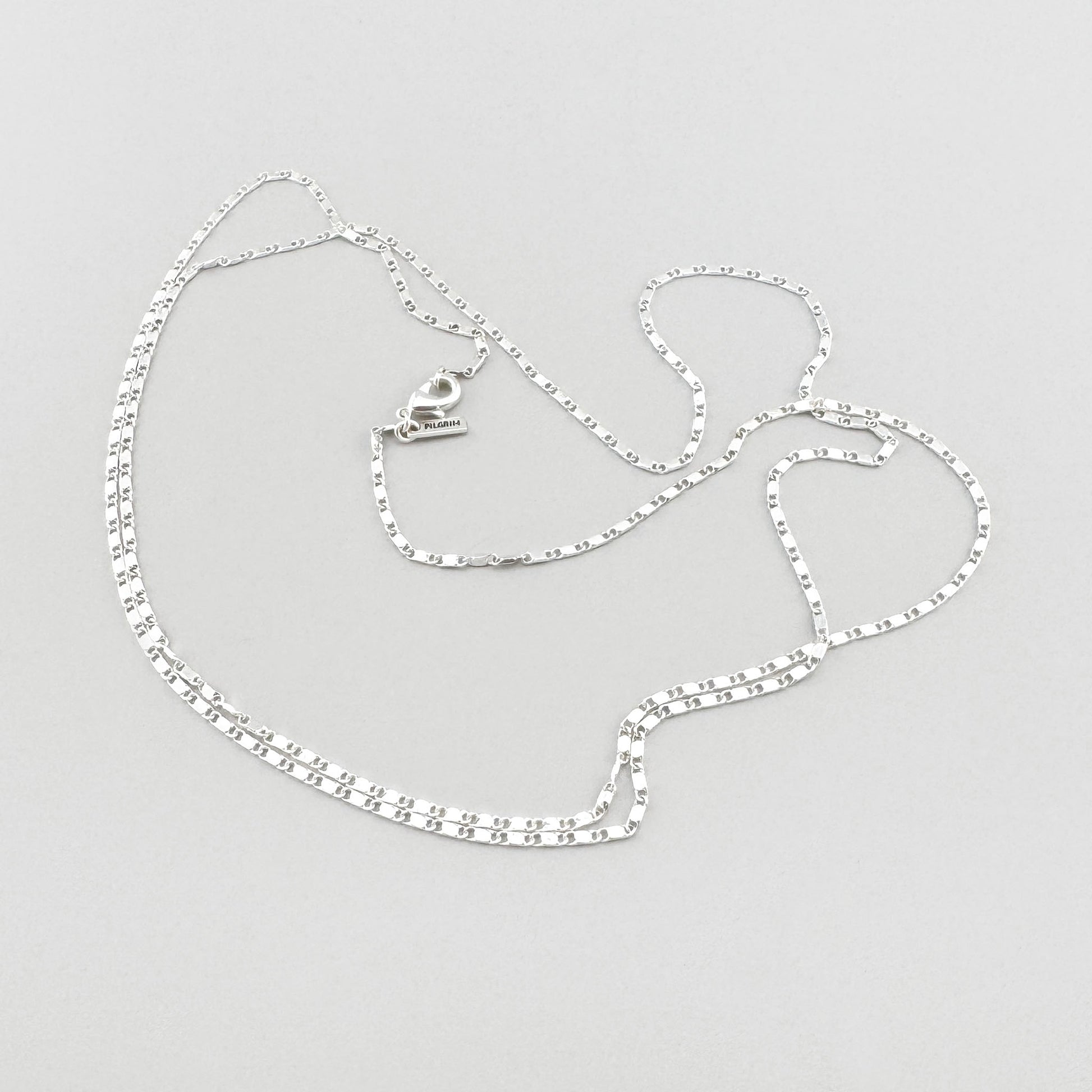 Collier chaîne argenté au design géométrique minimaliste et élégant