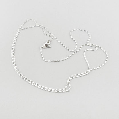 Collier chaîne argenté au design géométrique minimaliste et élégant