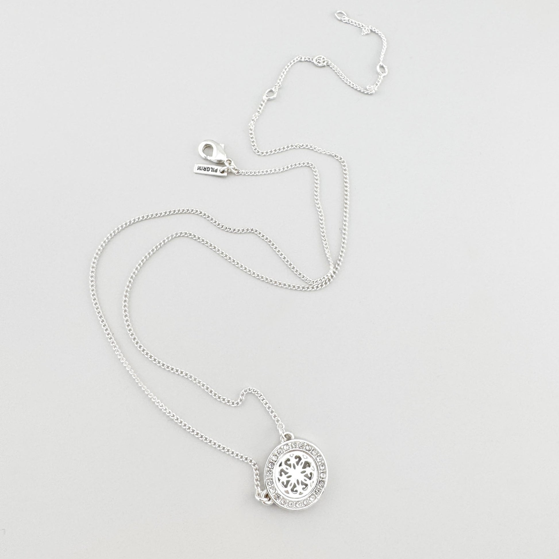 Feine Halskette mit filigranem Medaillon und Kristallen im eleganten Design